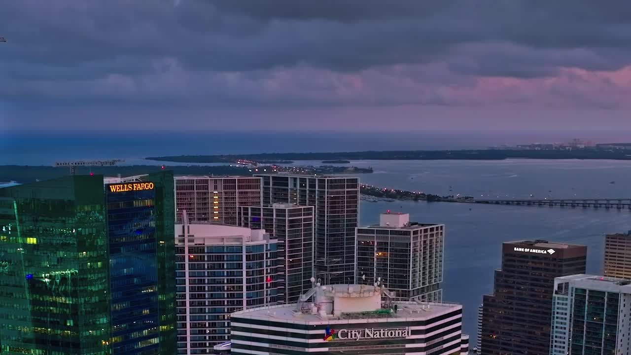 Skyline di Miami in vista aerea con luci della città e colori del tramonto