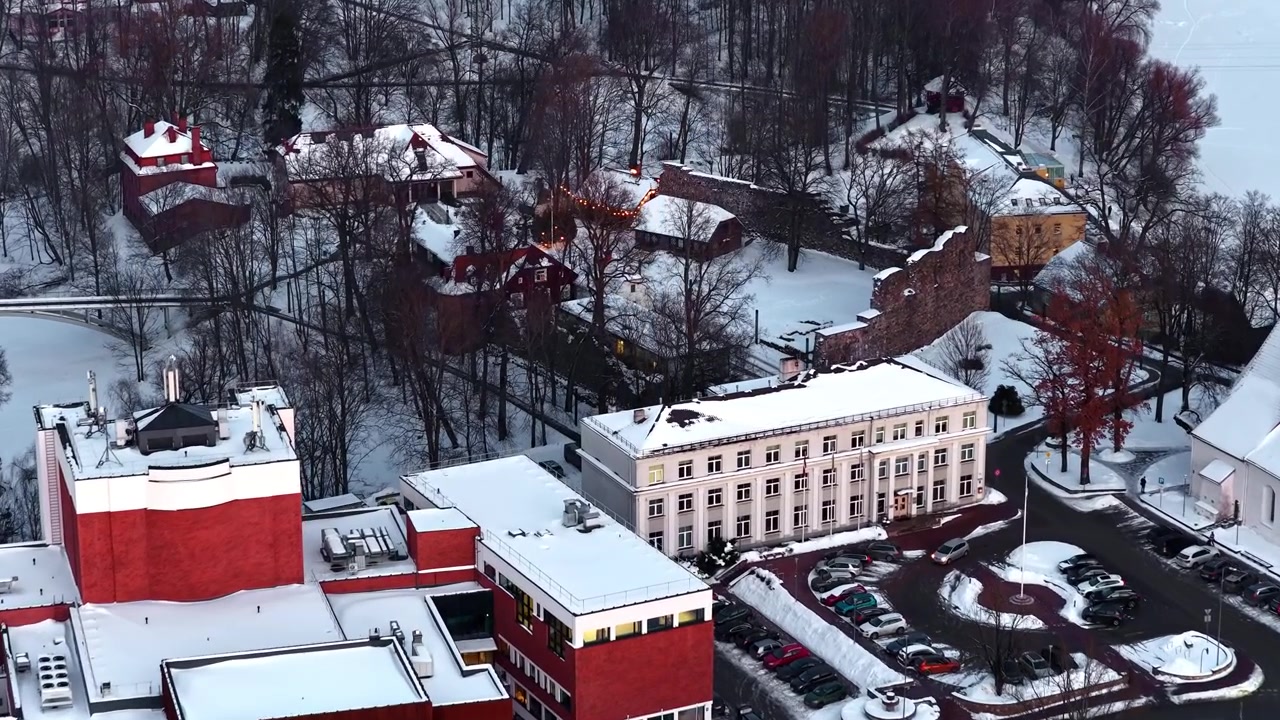 Valmiera, Lettonia, che mostra la Chiesa di San Simone, il municipio e l'edificio del teatro coperti dalla neve invernale.