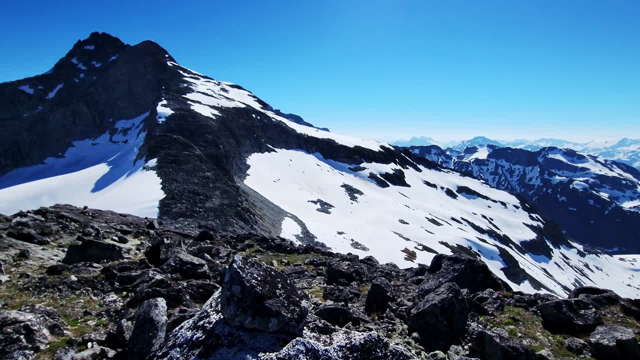 en la cima de una cresta alpina por encima de los lagos joffre en bc canadá - vista de la cumbre de la montaña desde el excursionista pov en un día soleado de verano de bluebird - pan izquierda revelar