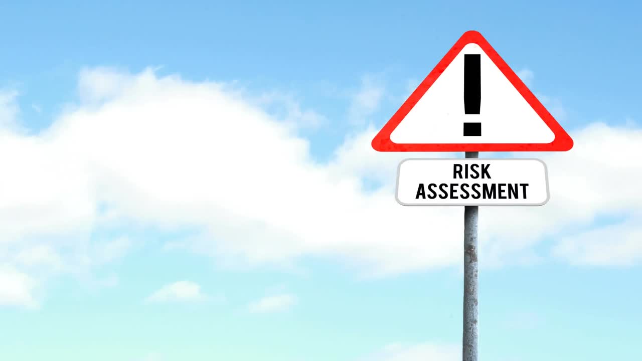 cartel de atención con texto de evaluación de riesgos contra nubes en el cielo azul