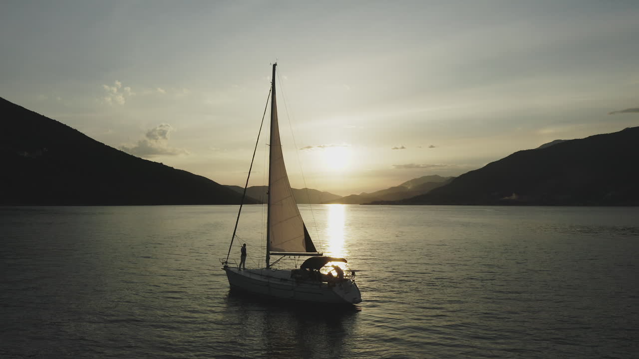 puesta de sol navegando en un yate