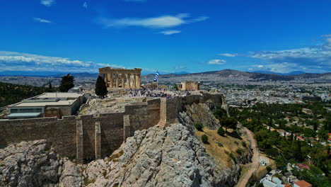 Griechische-Flagge-Weht-In-Der-Nähe-Des-Parthenon-Tempels-Mit-Touristen-In-Athen,-Griechenland