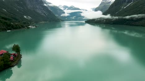 impresionante vista del lago turquesa loen en el oeste de noruega