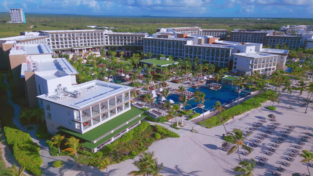 вид с воздуха на hyatt zilara cap cana и пляж хуанильо летом в пунта кана, доминиканская республика