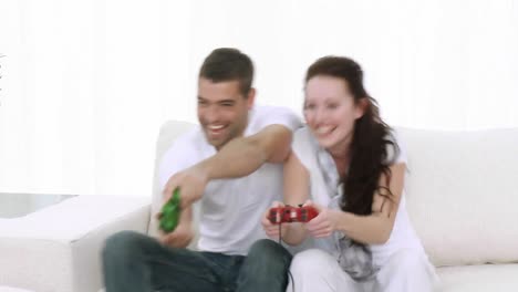 Couple-Playing-video-games