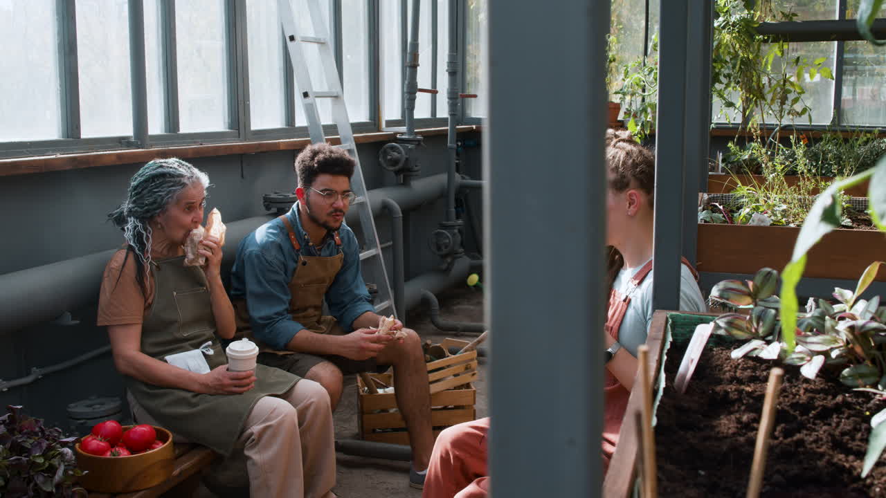 실내에서 휴식을 취하는 사람들