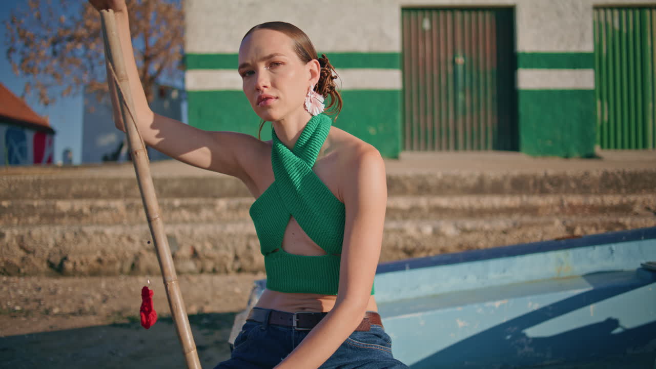 시 막대기 근접으로 야외에서 휴식을 취하는 캠핑 소녀. 섹시한 모델이 보트를 포즈하고 있습니다.