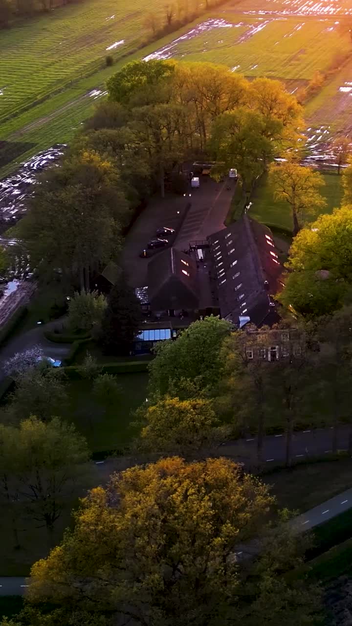 해가 지고 있는 네덜란드 농장 의 공중 사진