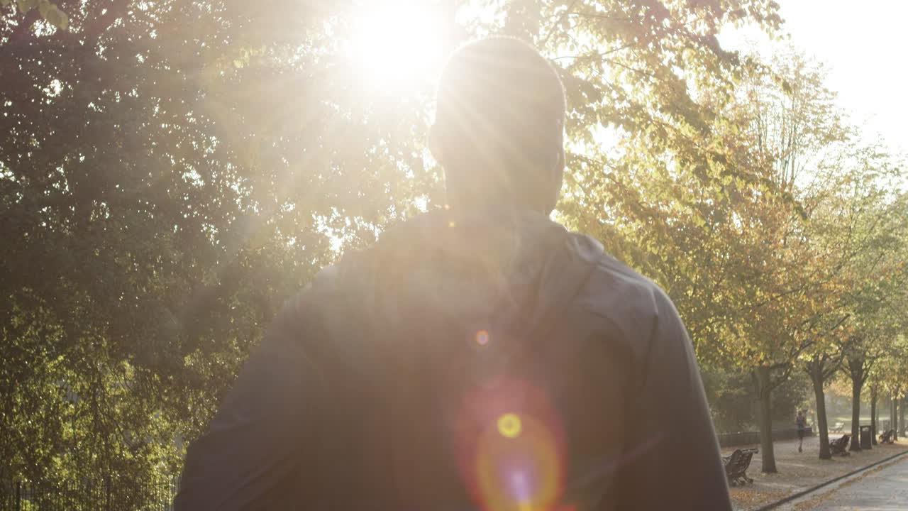 бегун, человек, бегущий в парке, тренирующийся на открытом воздухе, фитнес-трекер, носимая технология