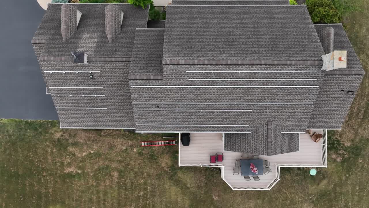 pistas metálicas preparadas para la instalación de paneles solares