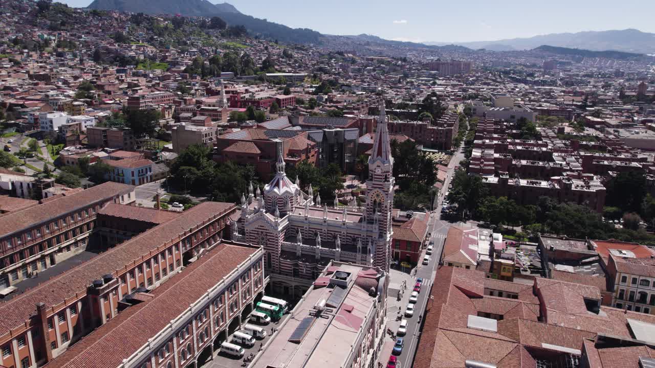 la intrincada aguja del santuario del carmen sobre bogotá, colombia - vista desde el aire