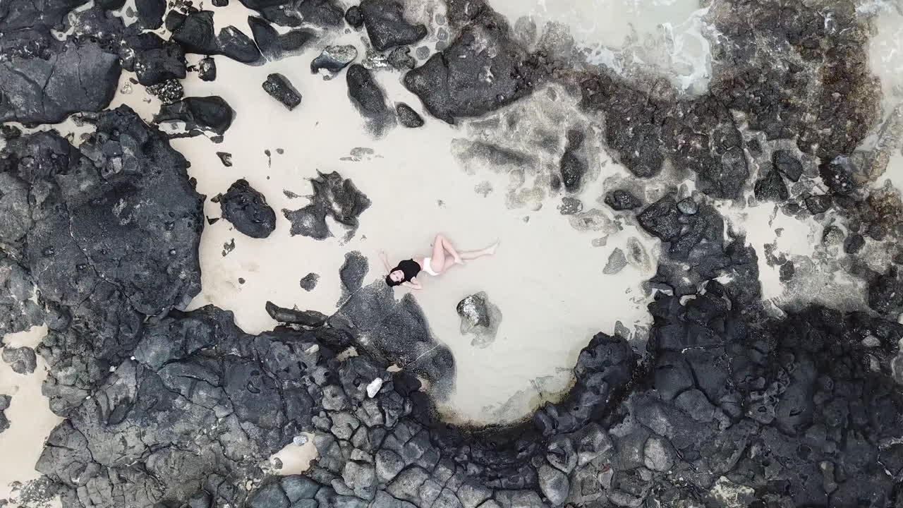 오아후 섬의 하와이 조수풀에 있는 소녀의 공중 드론 영상