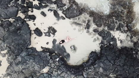 imágenes aéreas de drones de niña en hawaii tidepool en oahu, hola
