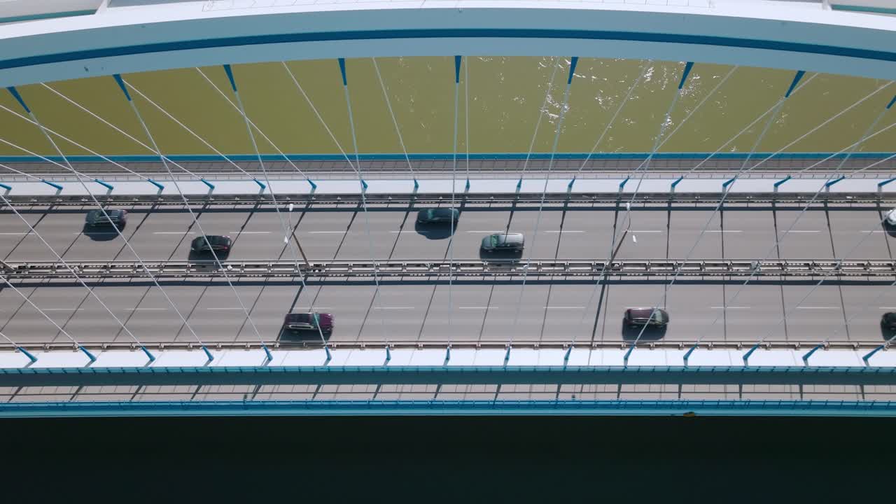 vista aérea del puente de la ciudad con tráfico suave