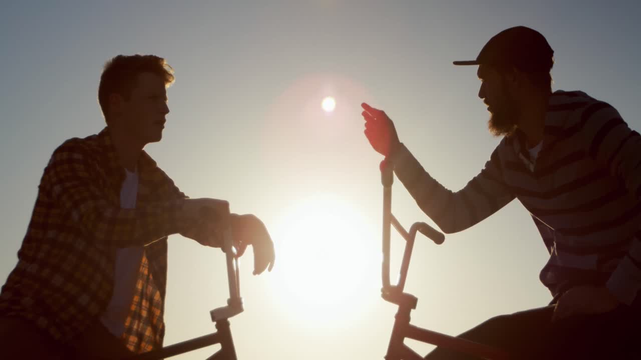 지붕 에 있는 bmx 라이더 들