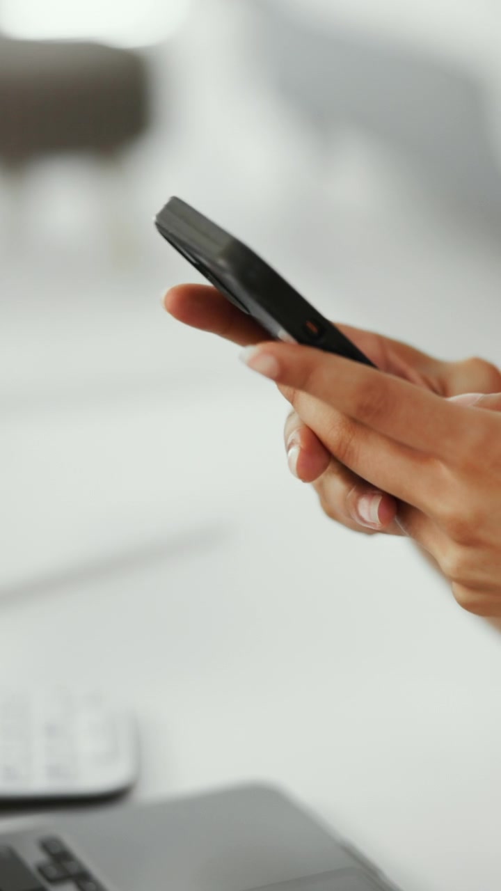 Primo piano di una donna che usa lo smartphone in ufficio