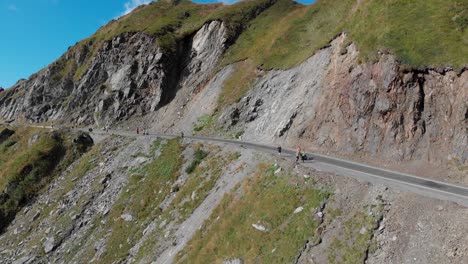 weit entfernte aufnahme einer gruppe von menschen, die auf einer bergstraße in rumänien laufen