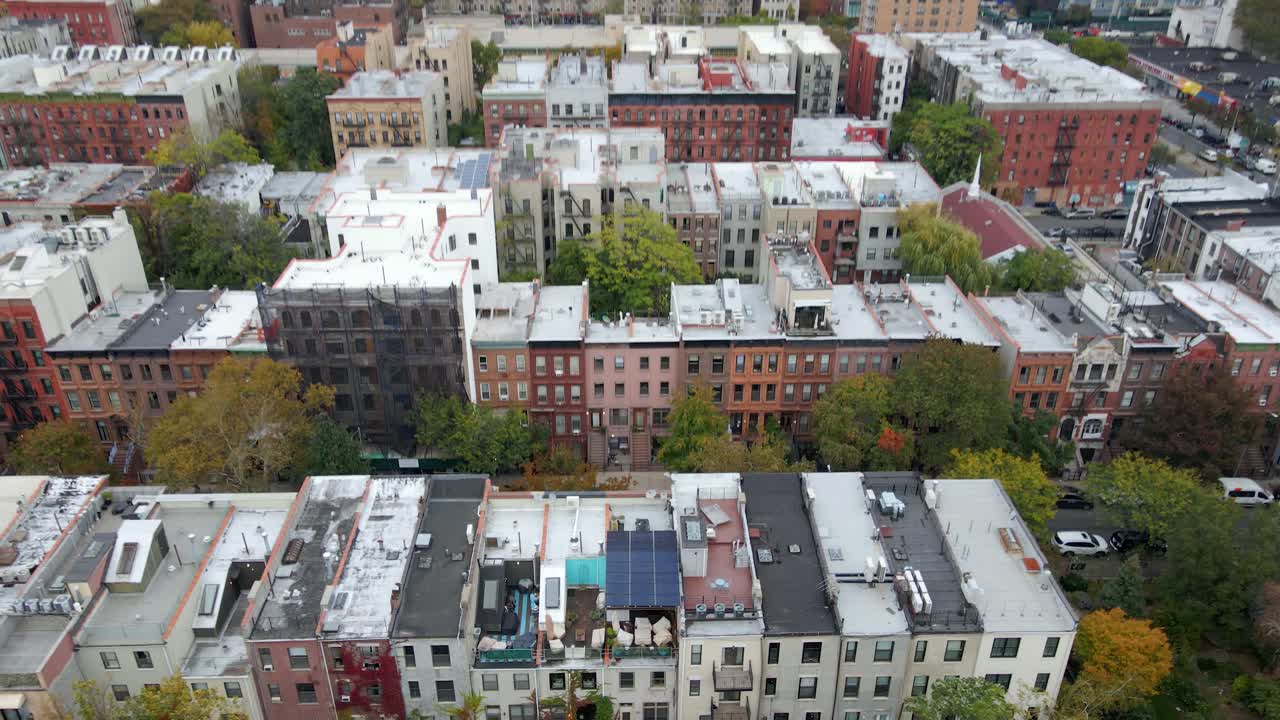 미국 뉴욕의 할렘 거리, 흐린 날, 가을 날의 공중 전망 - 틸트, 드론 샷