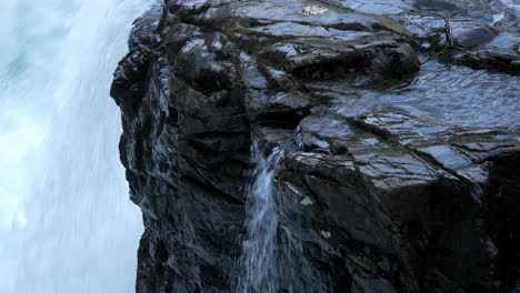 cascada junto al arroyo de desove de salmón