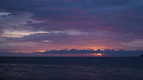 puesta de sol sobre el horizonte del océano