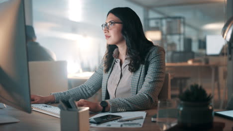 Mujer-De-Negocios,-Computadora-Y-Mecanografía-De-Investigación