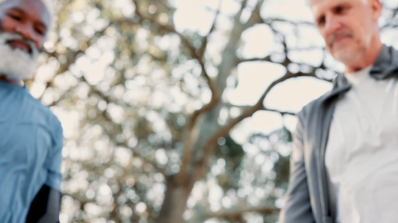 trabajo en equipo y unidad: un grupo de personas celebra su éxito