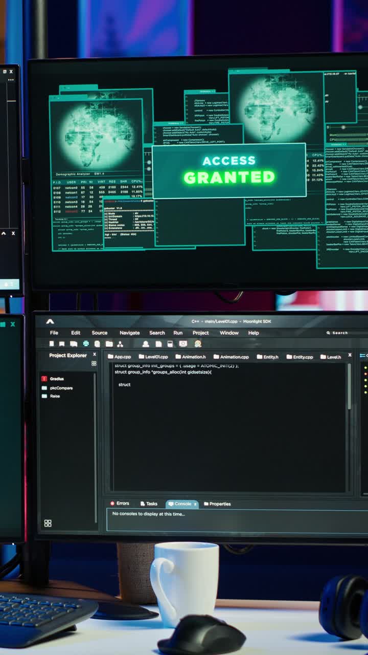 Video verticale di un allegro hacker in un rifugio segreto che festeggia dopo aver hackerato le vittime