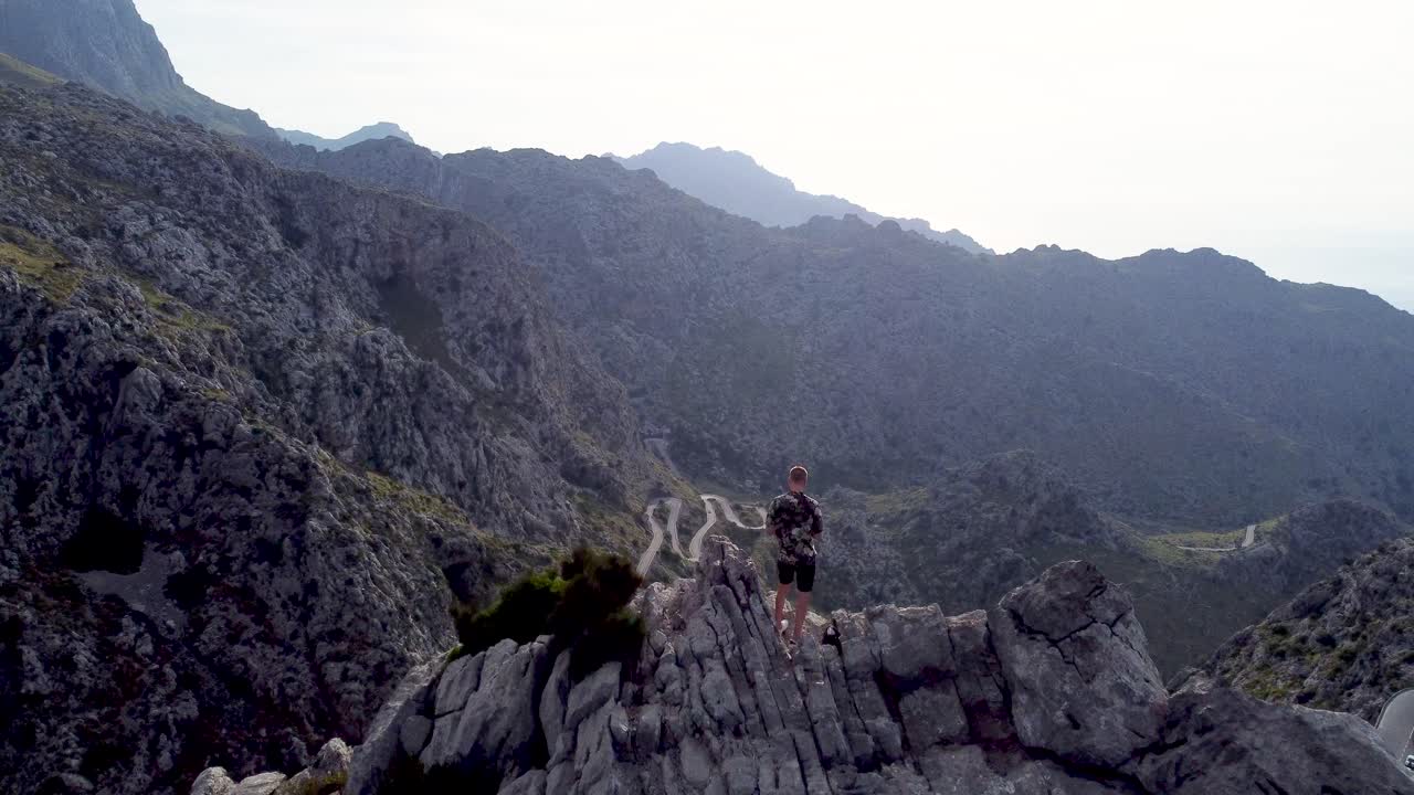 drone volando sobre piloto de drones en la sierra de tramuntana, mallorca