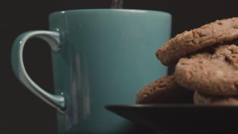 disparo deslizante tirando de un plato de galletas y taza de café girando
