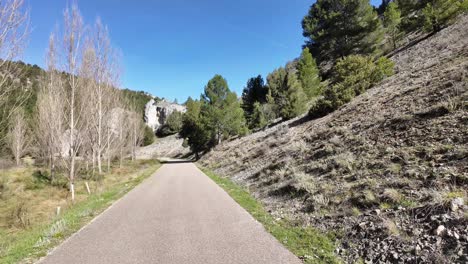 Fahrer-POV-Beim-Fahren-Auf-Einer-Schmalen-Bergstraße-Mit-Riesigen-Felsen-Vor-Sich