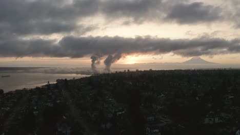 impresionantes paisajes del cielo del amanecer sobre el centro de tacoma, estado de washington