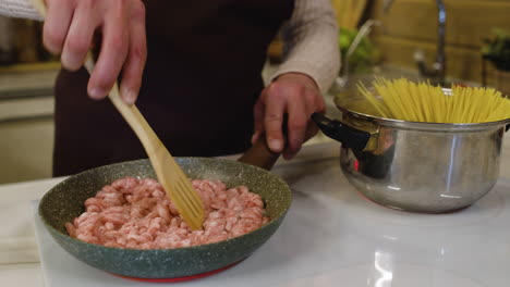 hombre cocinando carne