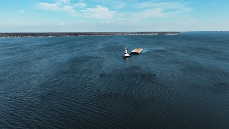 Alejándose-Lentamente-Del-Barco