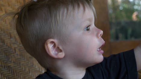 expresión de asombro en la cara del niño. camara lenta