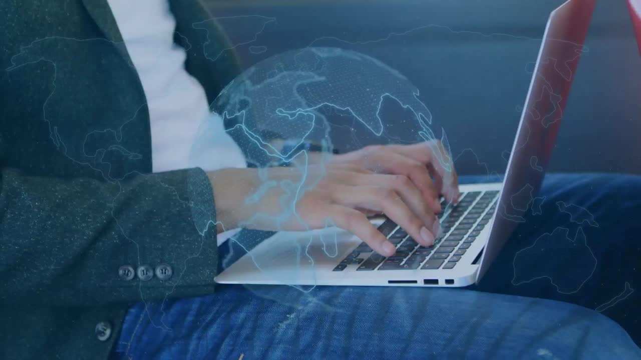 animación del globo sobre un hombre de negocios caucásico usando una computadora portátil