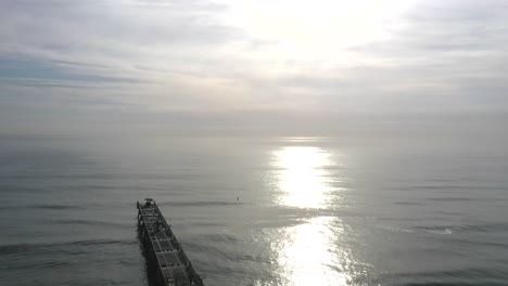 Glistening-Waters-Of-Calm-Sea-With-Jacksonville-Beach-Pier-In-Florida,-USA