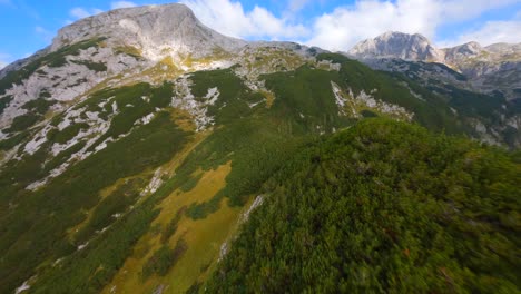 las imágenes de fpv se filmaron en las montañas eslovenas en los alpes con un dron volando rápido sobre hermosas montañas filmadas con una gopro con increíbles paisajes circundantes-1