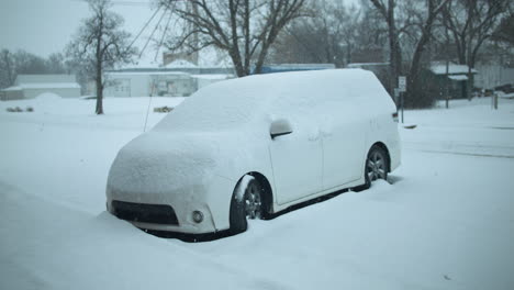 Car-covered-with-snow-during-winter-storm