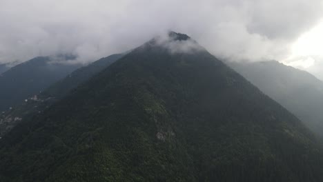 vista de avión no tripulado del pico de la montaña cubierto de nubes, majestuosa vista de la montaña en un día nublado
