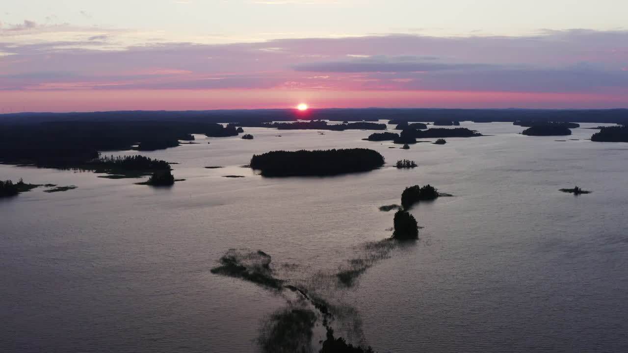 일몰 황금 시간까지 멋진 호수 풍경을 드러내는 공중 드론 풀백 샷