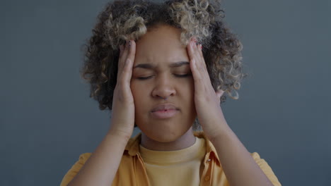 mujer con dolor de cabeza