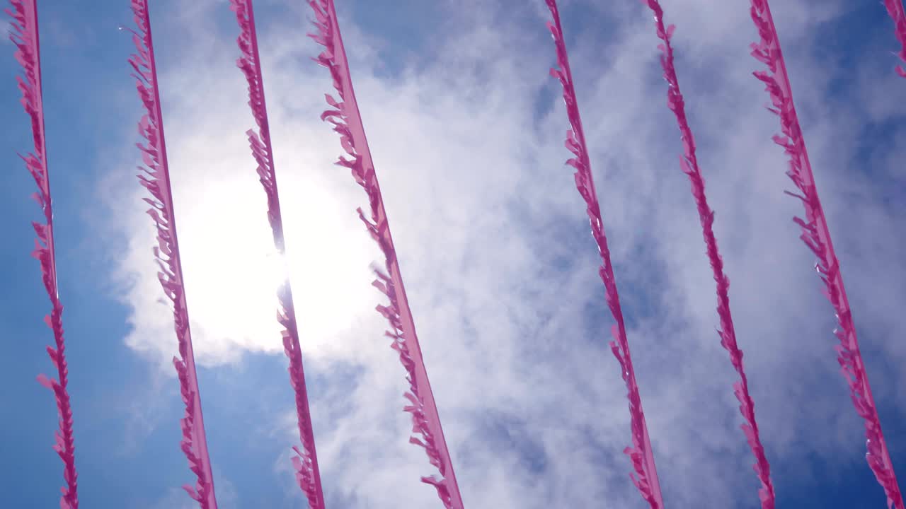 파란 하늘을 배경으로 축제의 꽃줄과 꽃받침