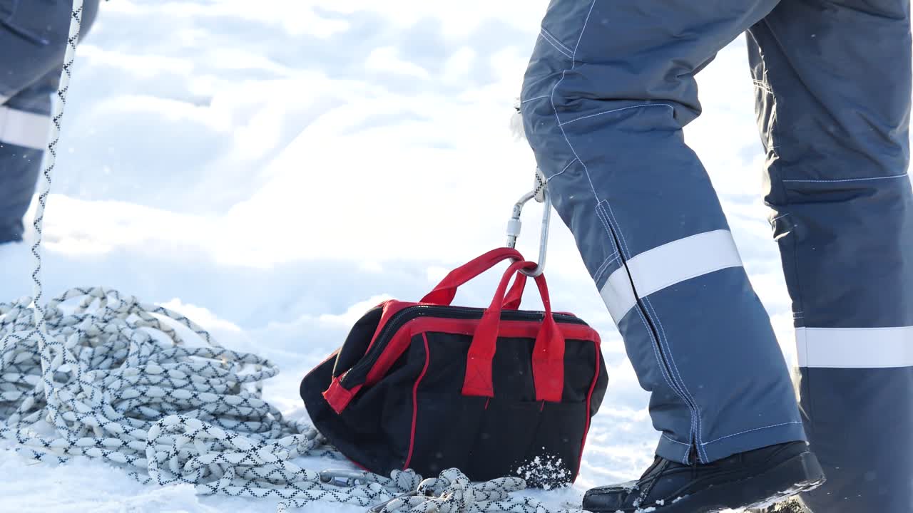 장비와 로프를 가진 겨울 구조팀