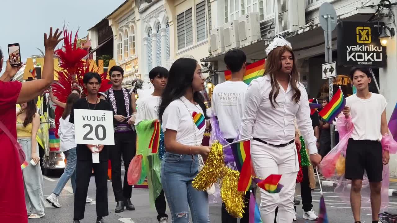 el desfile del orgullo lgbtq+ en tailandia