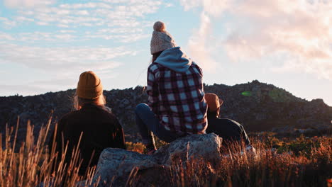 Fröhliche-Gruppe-Von-Freunden,-Die-Zusammen-Trinken,-Die-Sommerferien-Feiern-Und-Den-Wunderschönen-Sonnenuntergang-Genießen