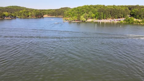 Wakeboard-Boot,-Das-Den-See-überquert,-Mit-Kielwasser-Dahinter