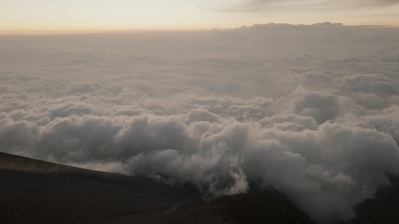 mar de nubes alrededor del volcán fuego en el atardecer en guatemala
