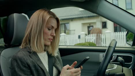 mujer usando el teléfono mientras conduce