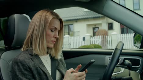 woman using phone while driving