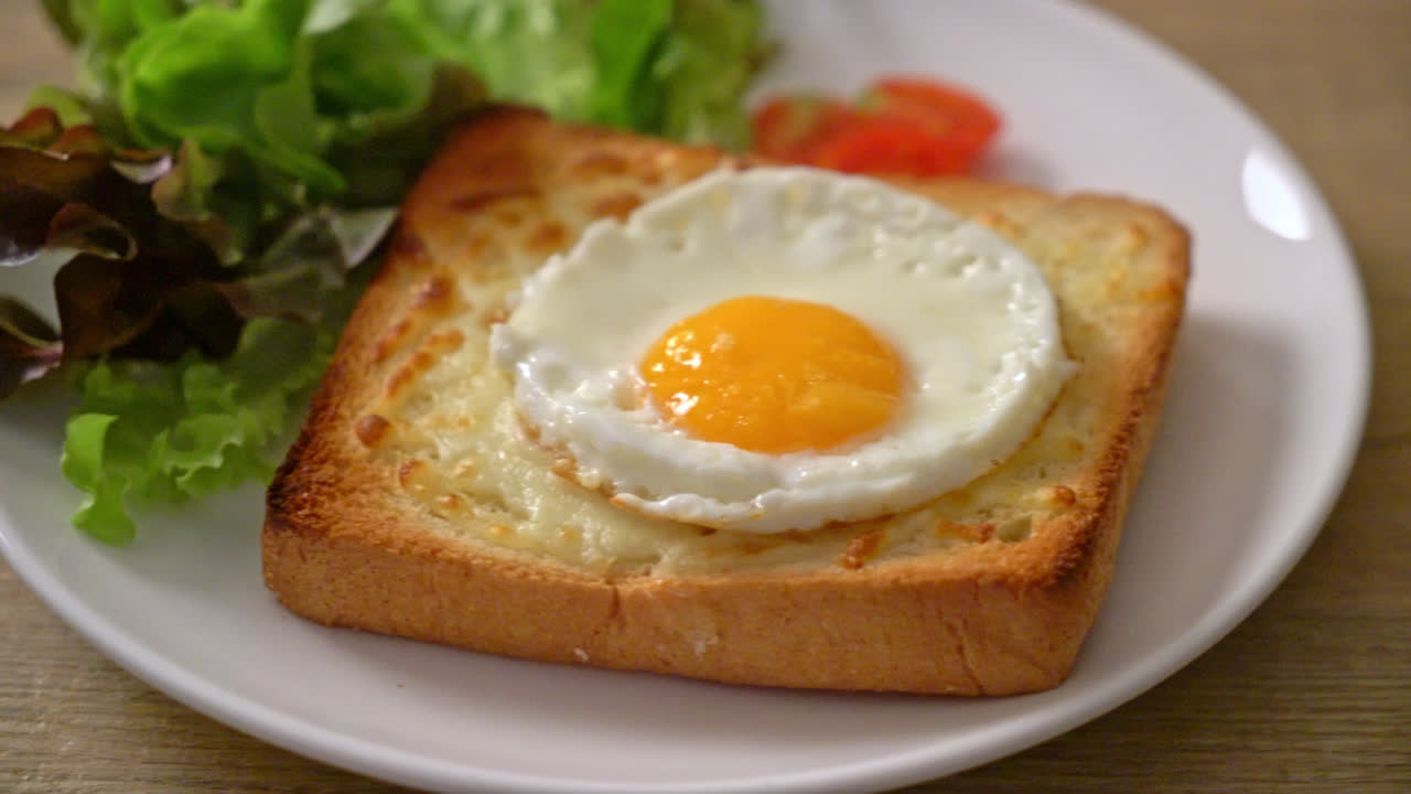 아침에 야채 샐러드를 얹은 치즈와 달걀 프라이로 구운 수제 빵